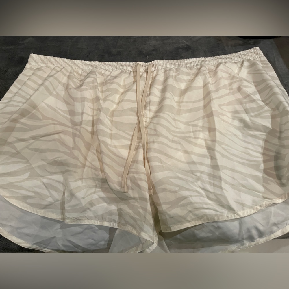 🔥🔥🔥 Old Navy Dolphin Hem Shorts-NWT
